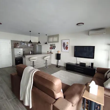 Stylish 4 Bedroom With Private Pool