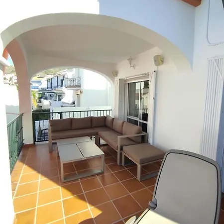 Stylish 4 Bedroom With Private Pool *