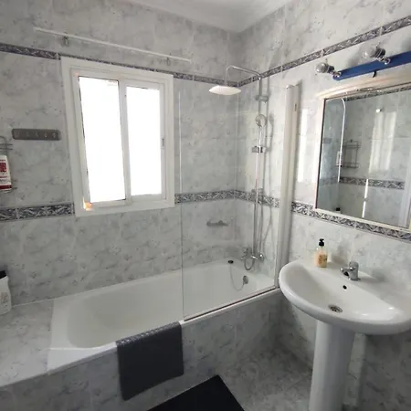 Stylish 4 Bedroom With Private Pool *